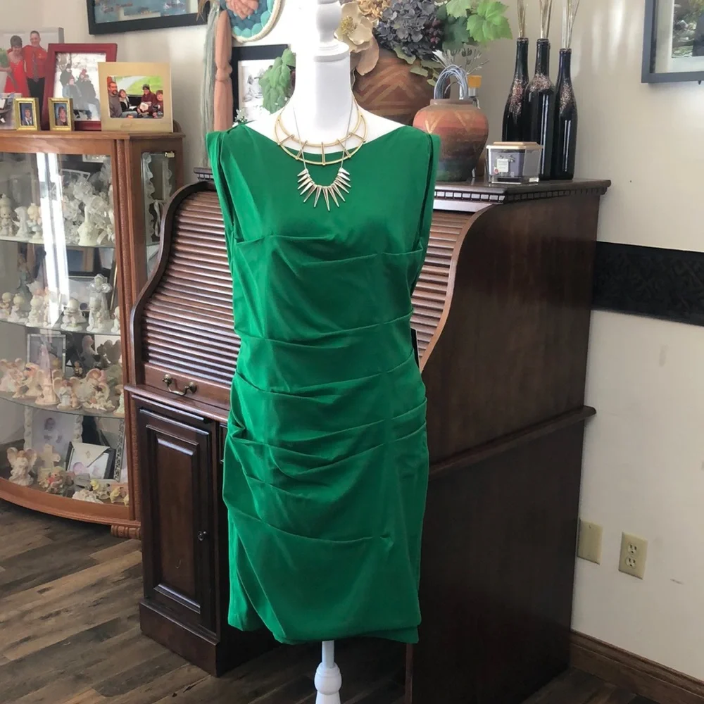 Express Sheath Dress Boldly in Green - Picture 1 of 16
